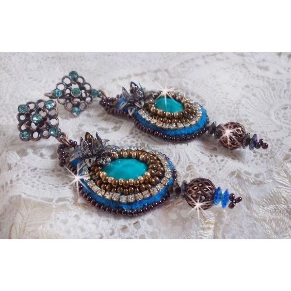 BO Ilycia Charming brodert med to turkisgrønne fasetterte cabochoner og Swarovski-krystaller