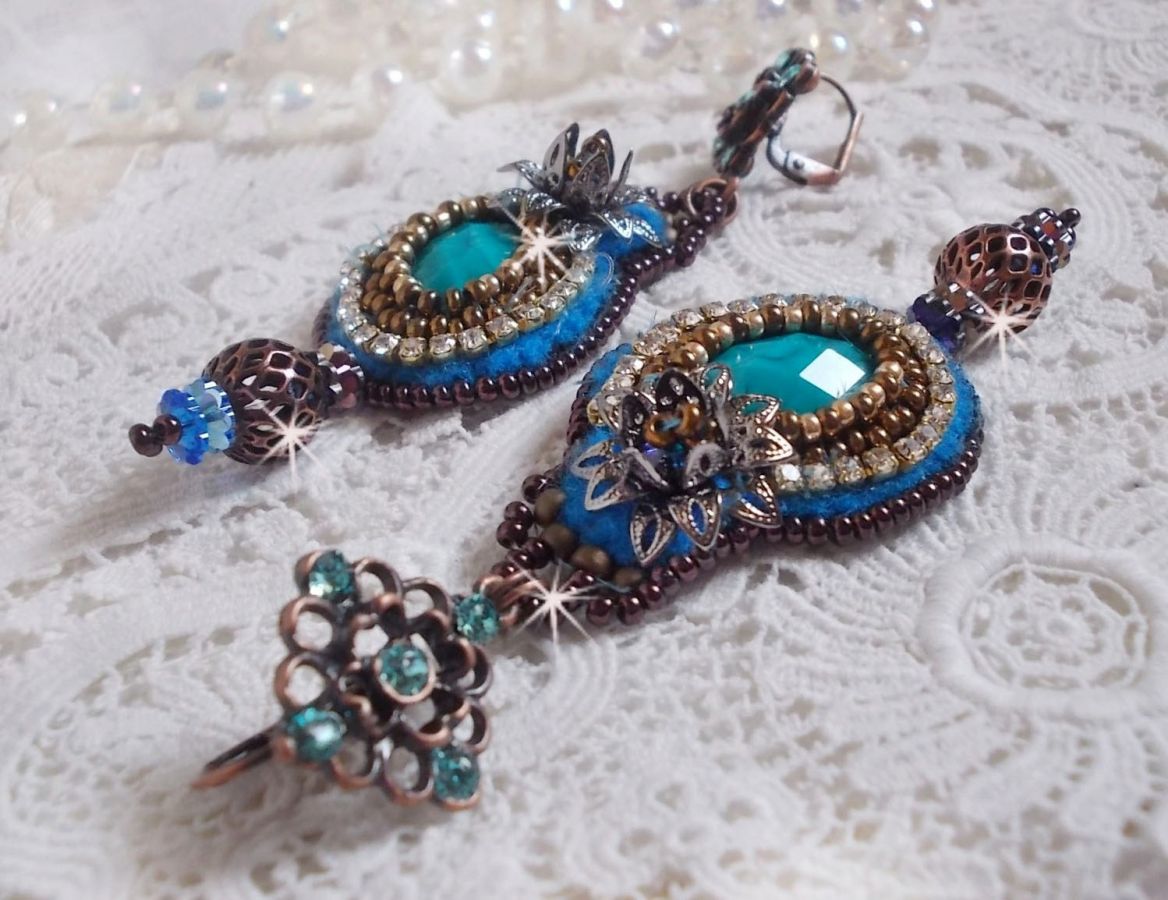 BO Ilycia Charming brodert med to turkisgrønne fasetterte cabochoner og Swarovski-krystaller