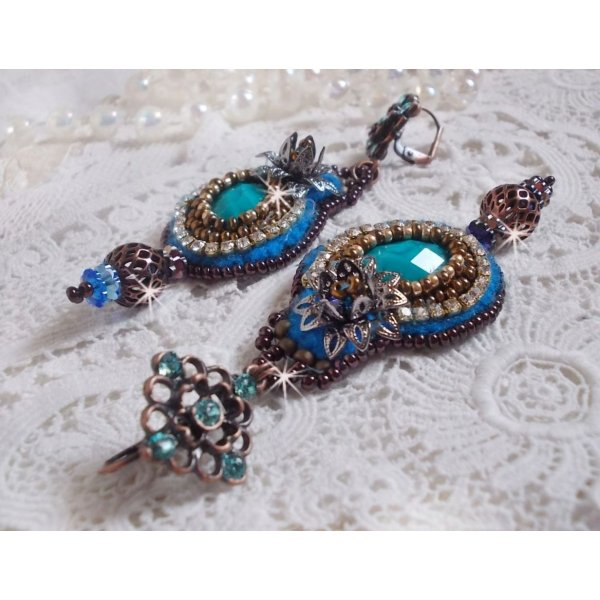 BO Ilycia Charming brodert med to turkisgr&oslash;nne fasetterte cabochoner og Swarovski-krystaller