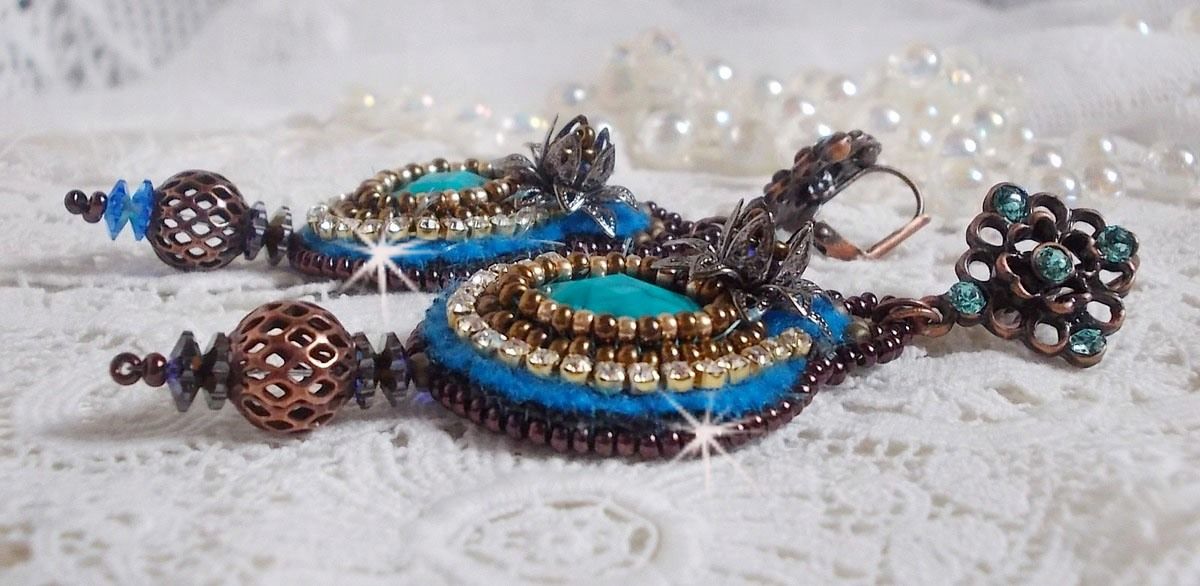 BO Ilycia Charming brodert med to turkisgrønne fasetterte cabochoner og Swarovski-krystaller