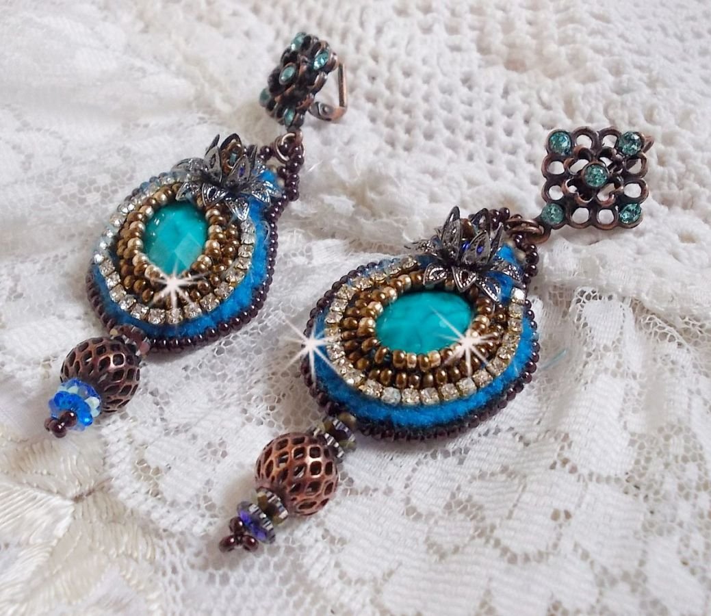 BO Ilycia Charming brodert med to turkisgrønne fasetterte cabochoner og Swarovski-krystaller