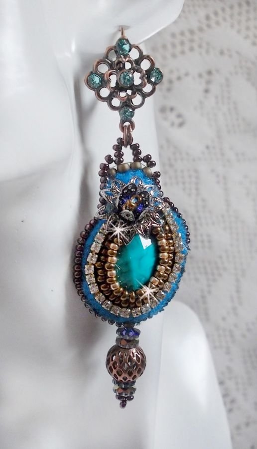 BO Ilycia Charming brodert med to turkisgrønne fasetterte cabochoner og Swarovski-krystaller