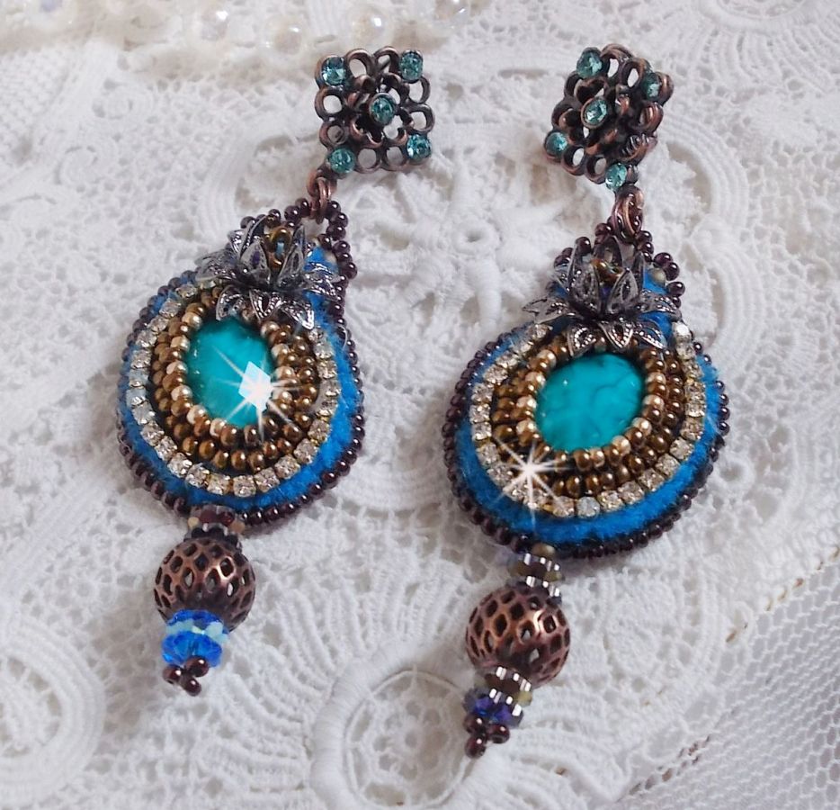 BO Ilycia Charming brodert med to turkisgrønne fasetterte cabochoner og Swarovski-krystaller