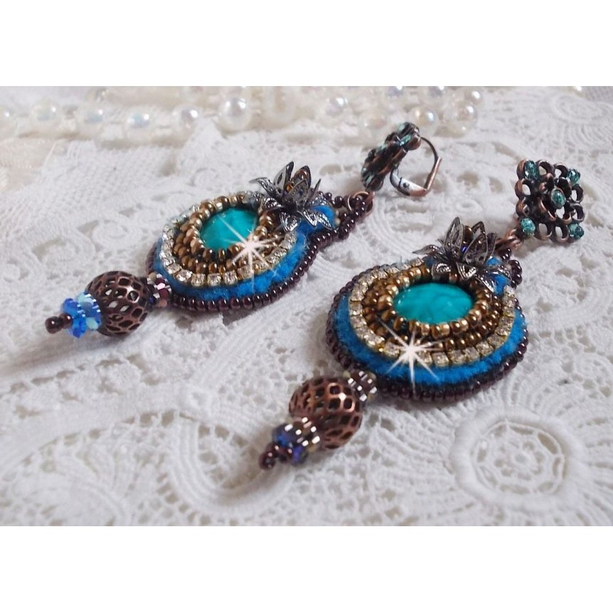 BO Ilycia Charming brodert med to turkisgrønne fasetterte cabochoner og Swarovski-krystaller