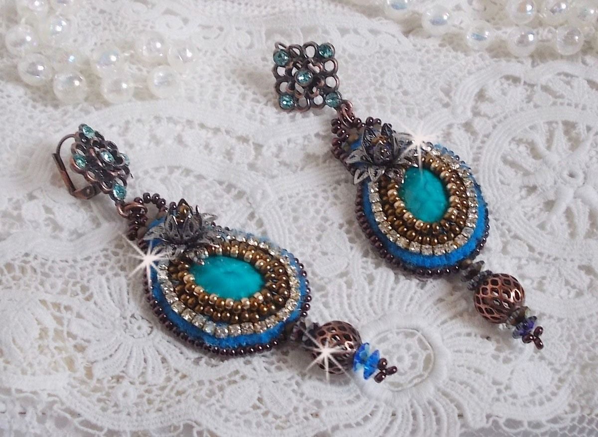 BO Ilycia Charming brodert med to turkisgrønne fasetterte cabochoner og Swarovski-krystaller