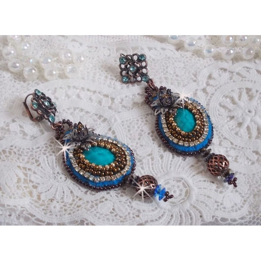 BO Ilycia Charming brodert med to turkisgrønne fasetterte cabochoner og Swarovski-krystaller