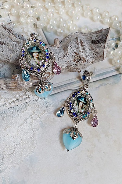 BO Infiniment Bleut&eacute; cr&eacute;&eacute;es avec cabochons verres, perles facett&eacute;es et perles Cristal Swarovski.