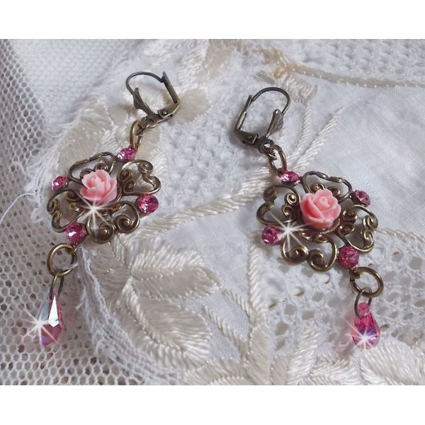 BO Irresistible Eden Collection med disse Swarovski-krystallene montert p&aring; lysestaker i bronse.