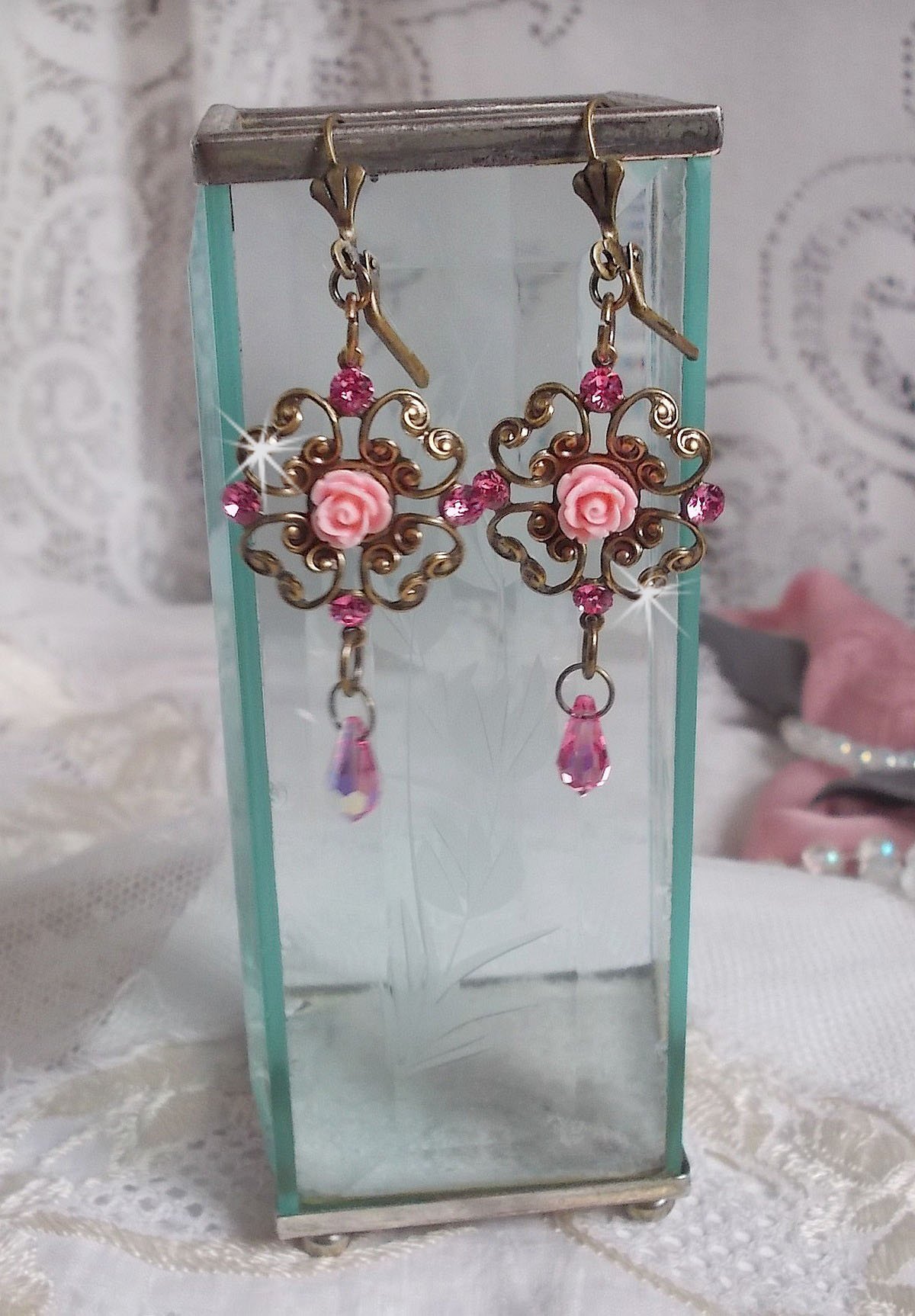 BO Irresistible Eden Collection med disse Swarovski-krystallene montert p&aring; lysestaker i bronse.