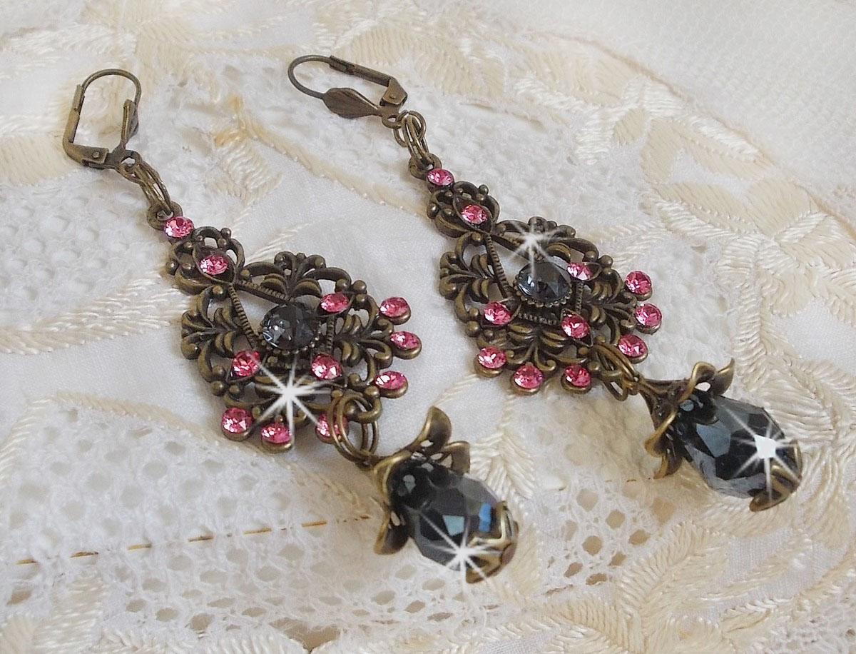 BO Irresistible Love Collection med Swarovski-krystaller montert på filigranlysestaker i bronse.
