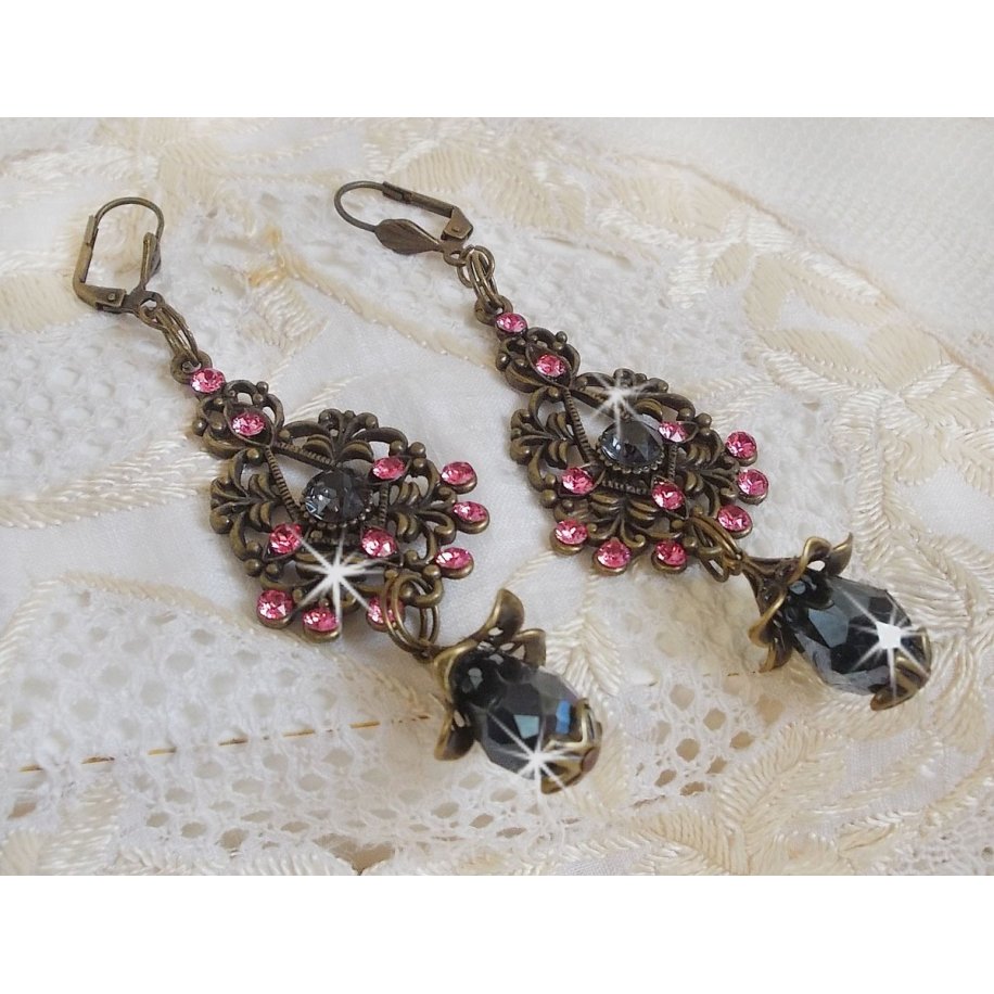 BO Irresistible Love Collection med Swarovski-krystaller montert på filigranlysestaker i bronse.