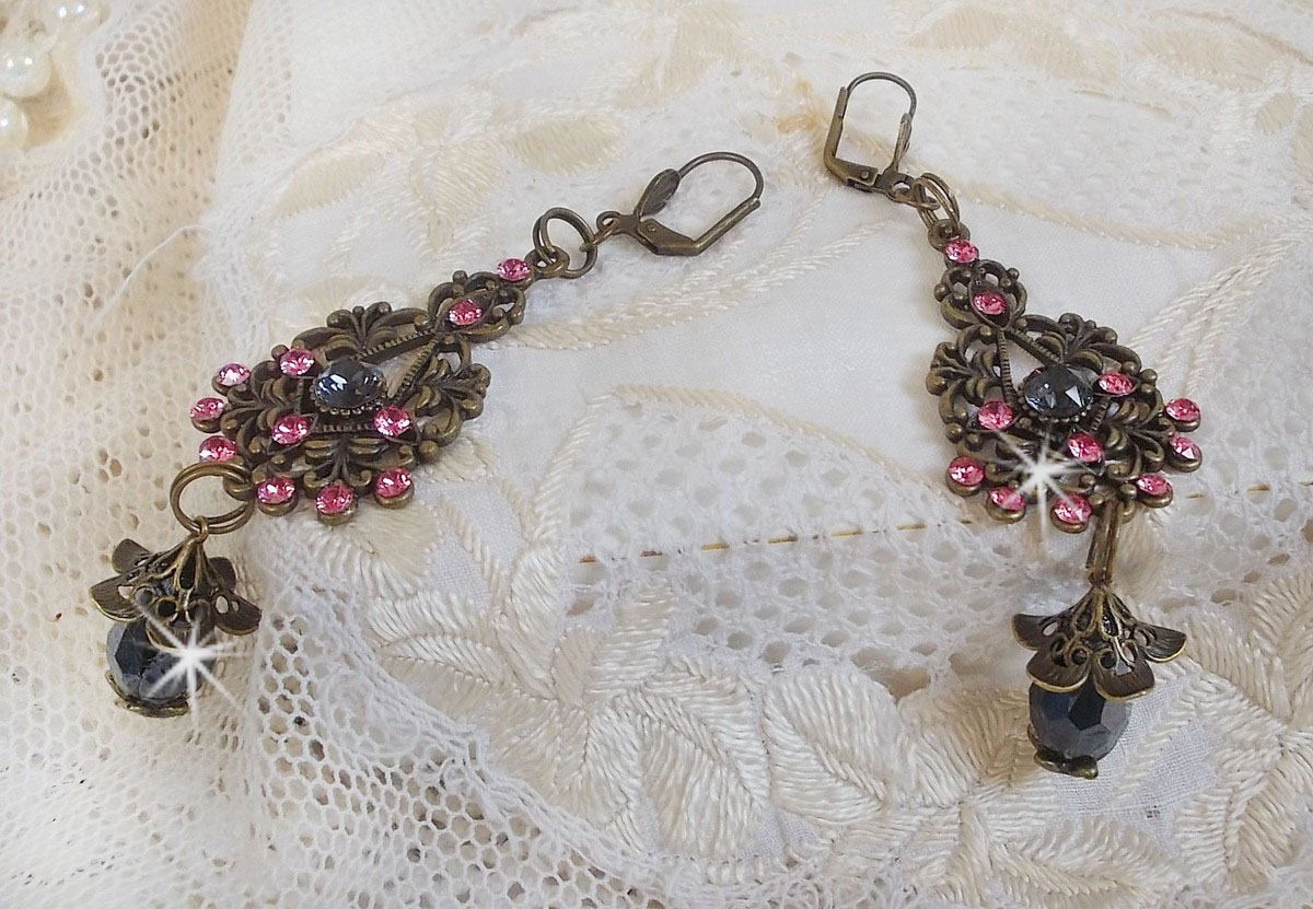 BO Irresistible Love Collection med Swarovski-krystaller montert på filigranlysestaker i bronse.