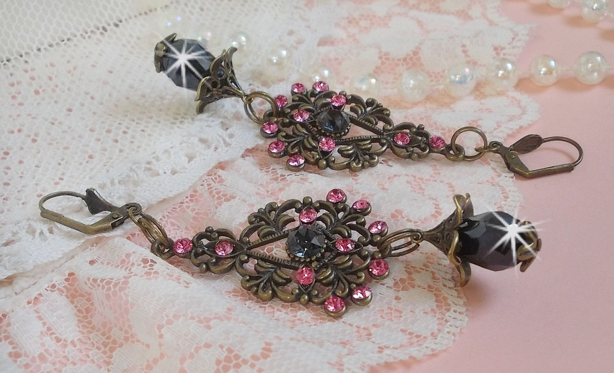BO Irresistible Love Collection med Swarovski-krystaller montert på filigranlysestaker i bronse.
