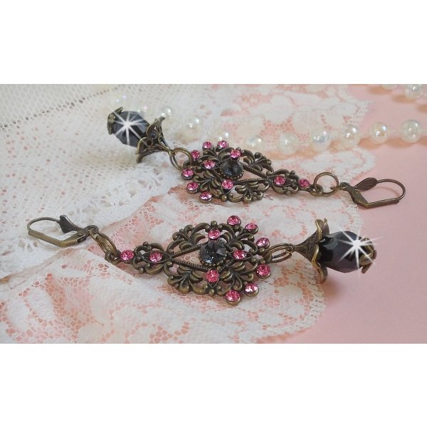 BO Irresistible Love Collection med Swarovski-krystaller montert på filigranlysestaker i bronse.