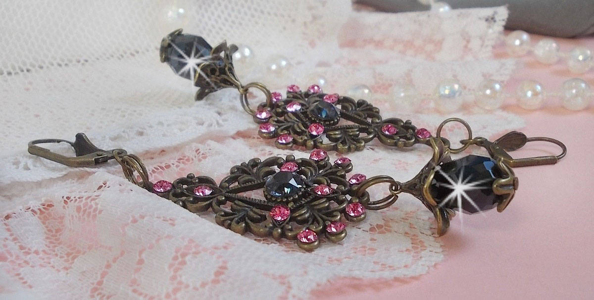 BO Irresistible Love Collection med Swarovski-krystaller montert på filigranlysestaker i bronse.