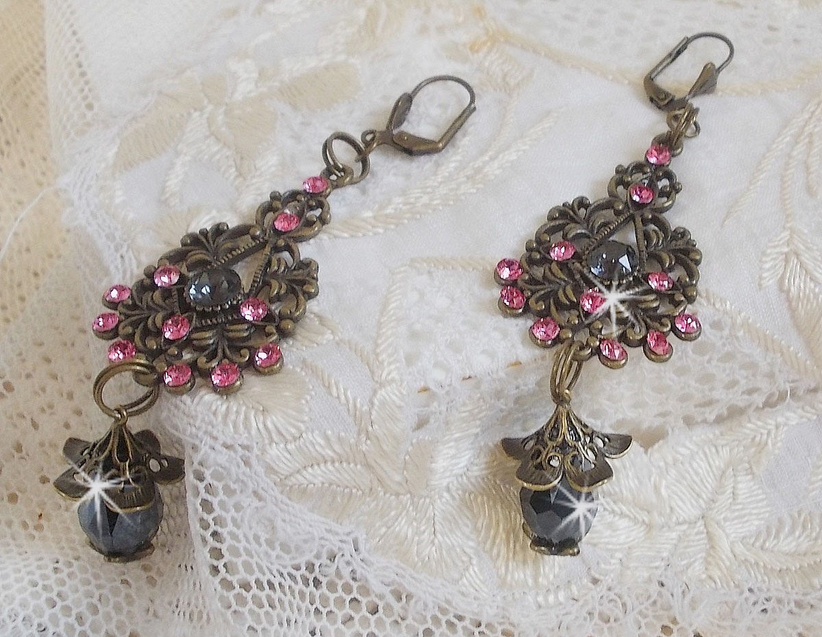 BO Irresistible Love Collection med Swarovski-krystaller montert på filigranlysestaker i bronse.