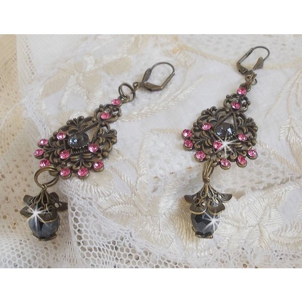 BO Irresistible Love Collection med Swarovski-krystaller montert p&aring; filigranlysestaker i bronse.