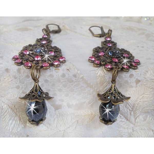 BO Irresistible Love Collection med Swarovski-krystaller montert p&aring; filigranlysestaker i bronse.