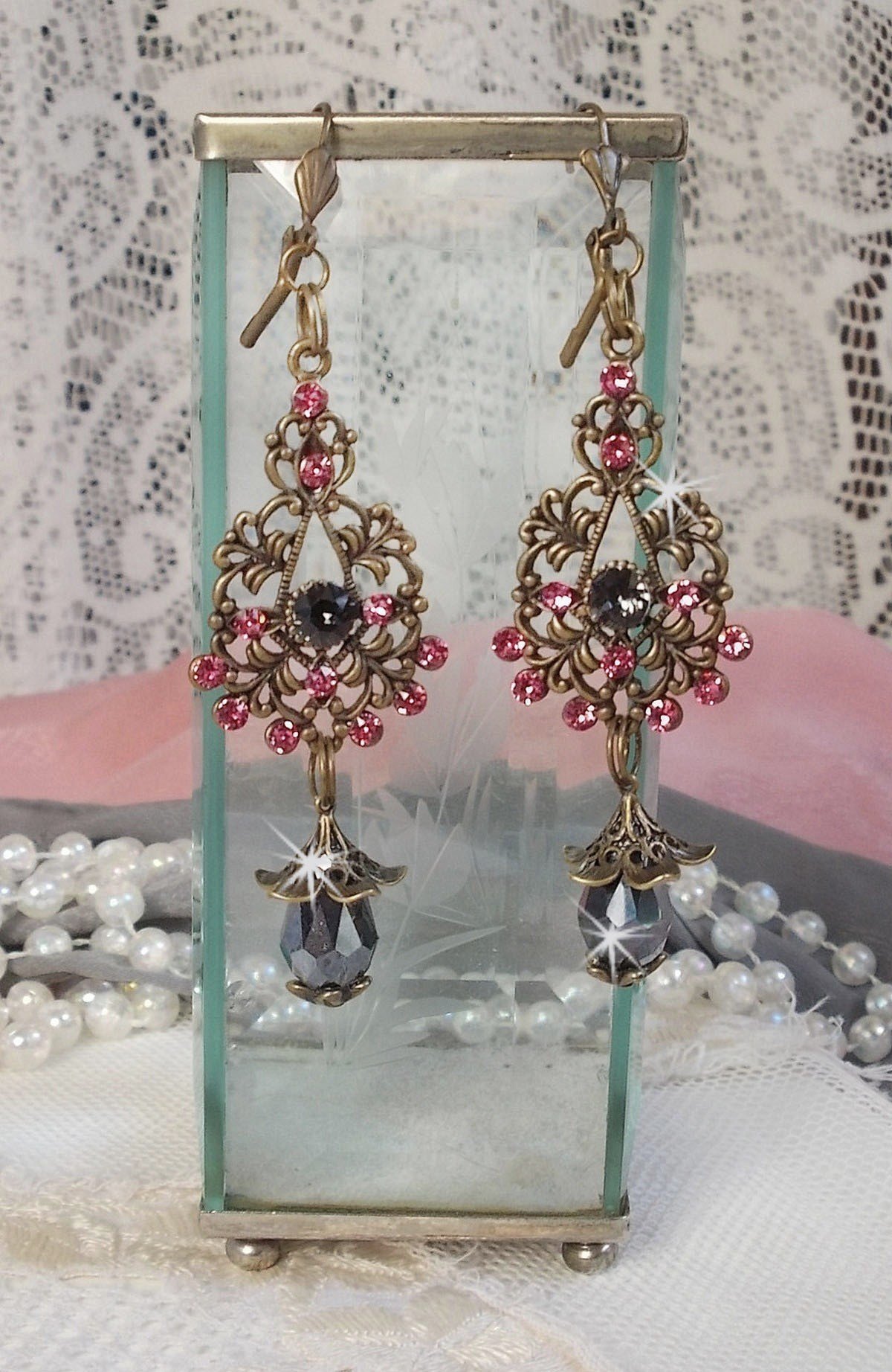 BO Irresistible Love Collection med Swarovski-krystaller montert p&aring; filigranlysestaker i bronse.