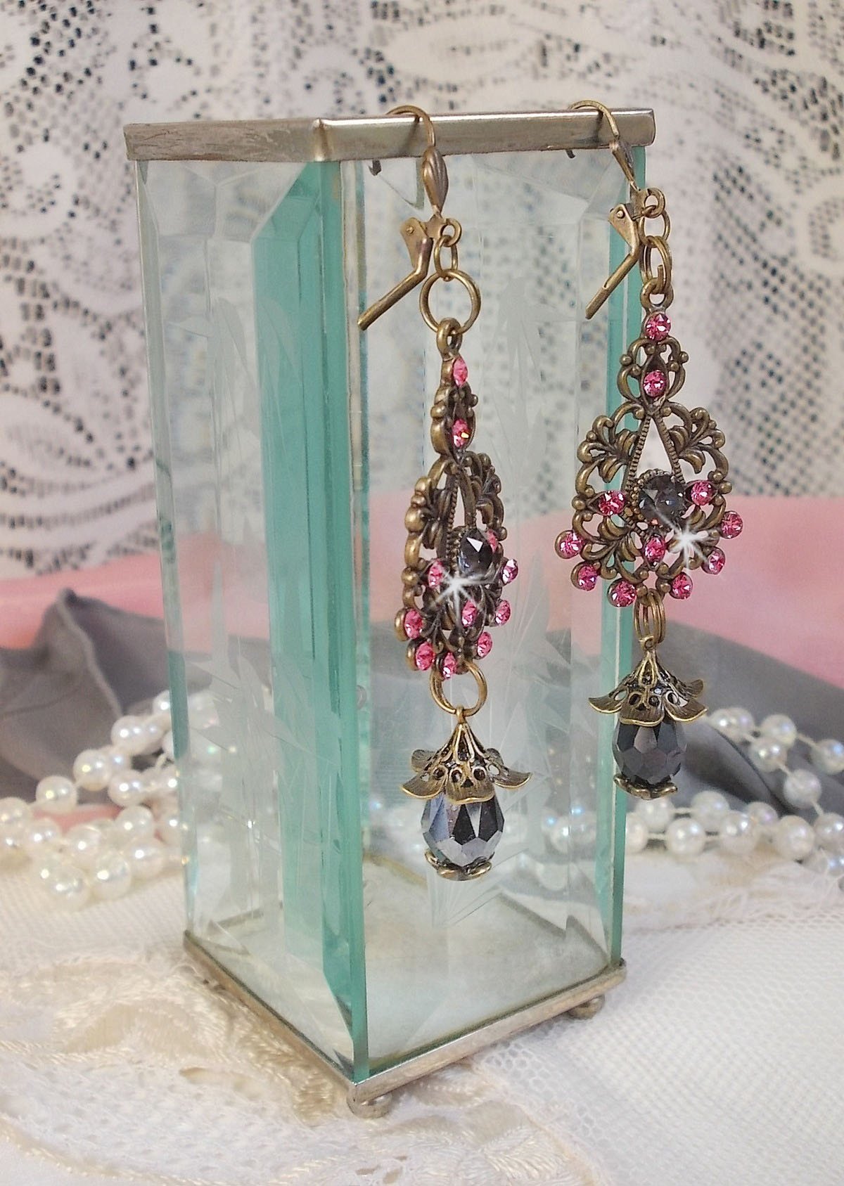 BO Irresistible Love Collection med Swarovski-krystaller montert p&aring; filigranlysestaker i bronse.