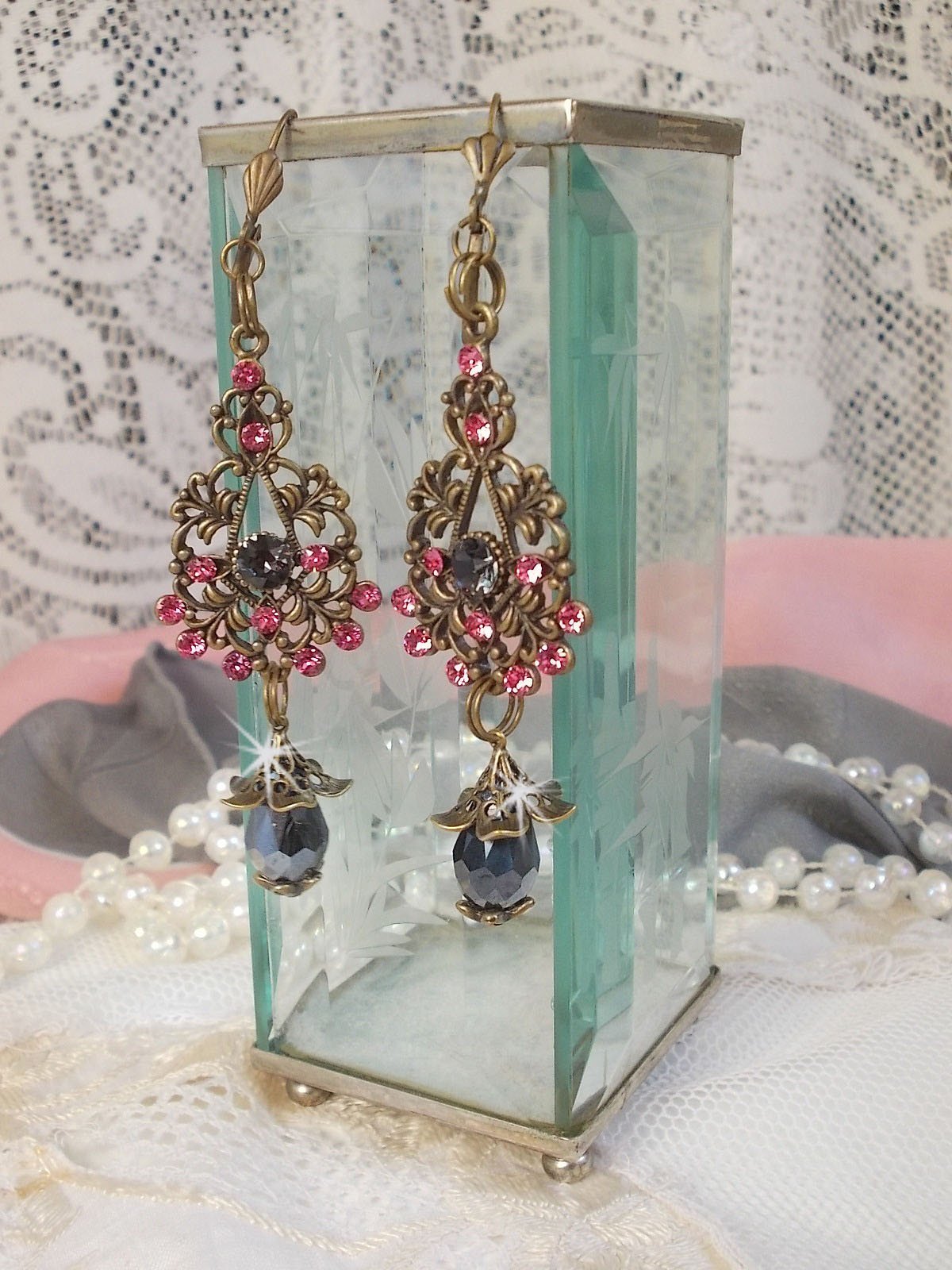 BO Irresistible Love Collection med Swarovski-krystaller montert p&aring; filigranlysestaker i bronse.