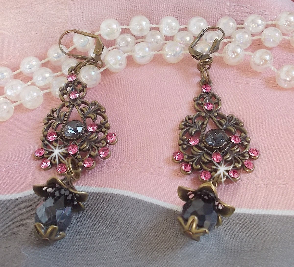 BO Irresistible Love Collection med Swarovski-krystaller montert på filigranlysestaker i bronse.