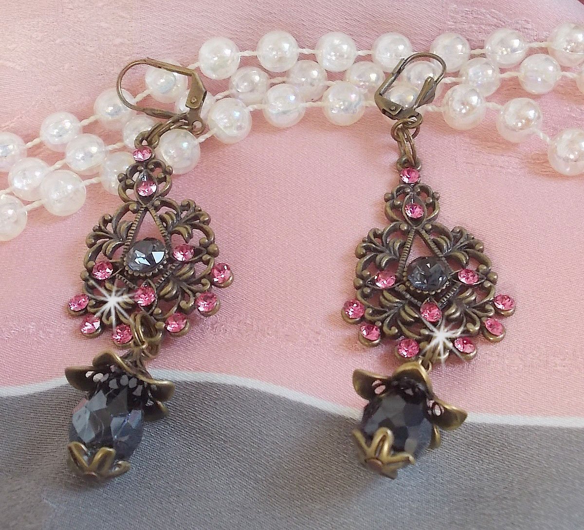 BO Irresistible Love Collection med Swarovski-krystaller montert på filigranlysestaker i bronse.