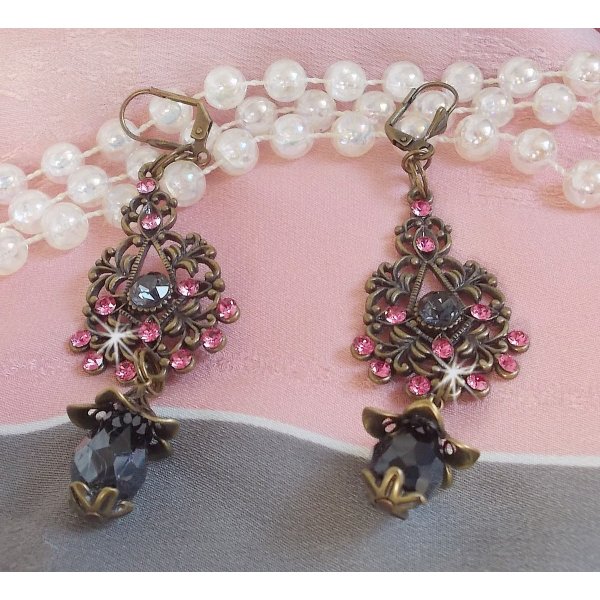 BO Irresistible Love Collection med Swarovski-krystaller montert p&aring; filigranlysestaker i bronse.