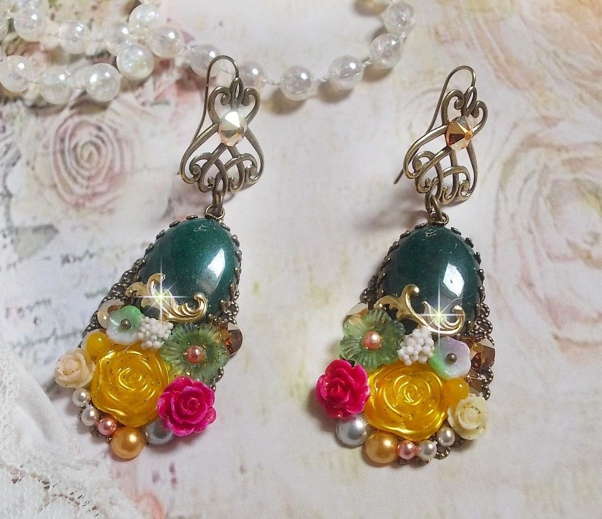BO Jadeblomster laget med ovale malaysiske jadekabochoner, Swarovski-krystaller, harpiksperler, glassblomster med kvalitetstilbehør 