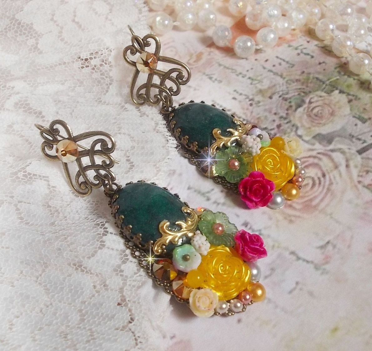 BO Jadeblomster laget med ovale malaysiske jadekabochoner, Swarovski-krystaller, harpiksperler, glassblomster med kvalitetstilbehør 