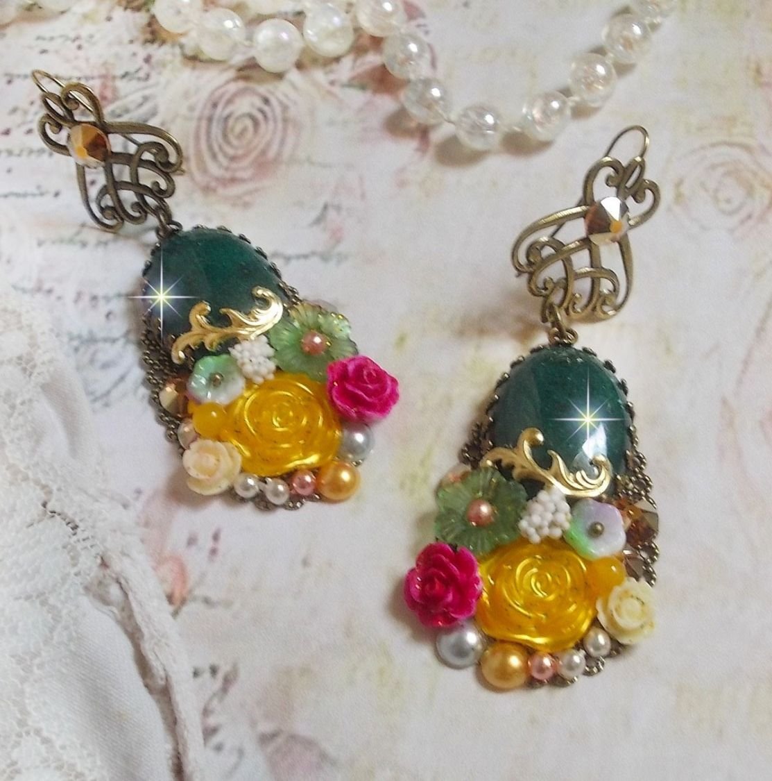 BO Jadeblomster laget med ovale malaysiske jadekabochoner, Swarovski-krystaller, harpiksperler, glassblomster med kvalitetstilbehør 