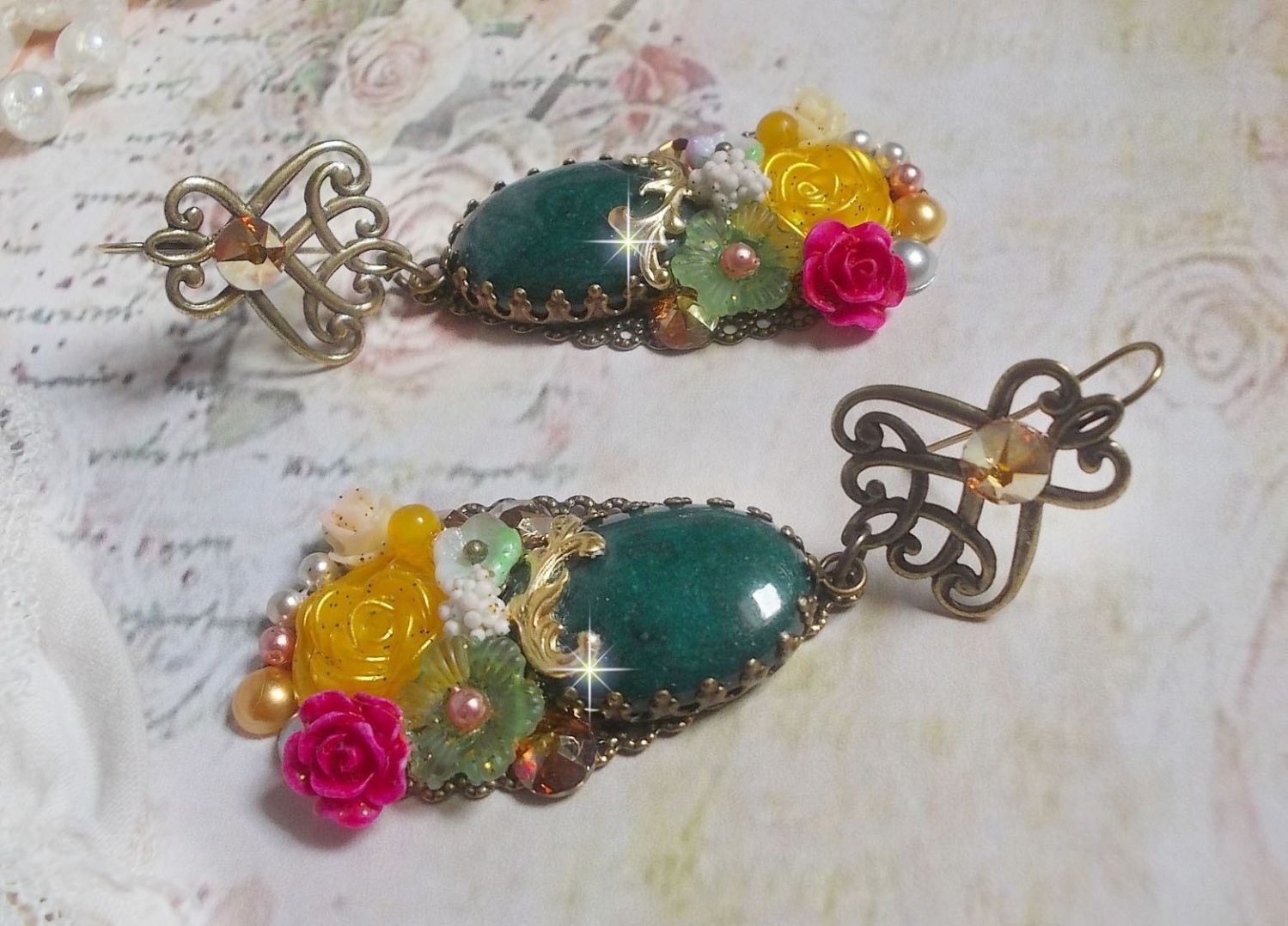 BO Jadeblomster laget med ovale malaysiske jadekabochoner, Swarovski-krystaller, harpiksperler, glassblomster med kvalitetstilbehør 