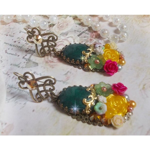 BO Jadeblomster laget med ovale malaysiske jadekabochoner, Swarovski-krystaller, harpiksperler, glassblomster med kvalitetstilbeh&oslash;r 