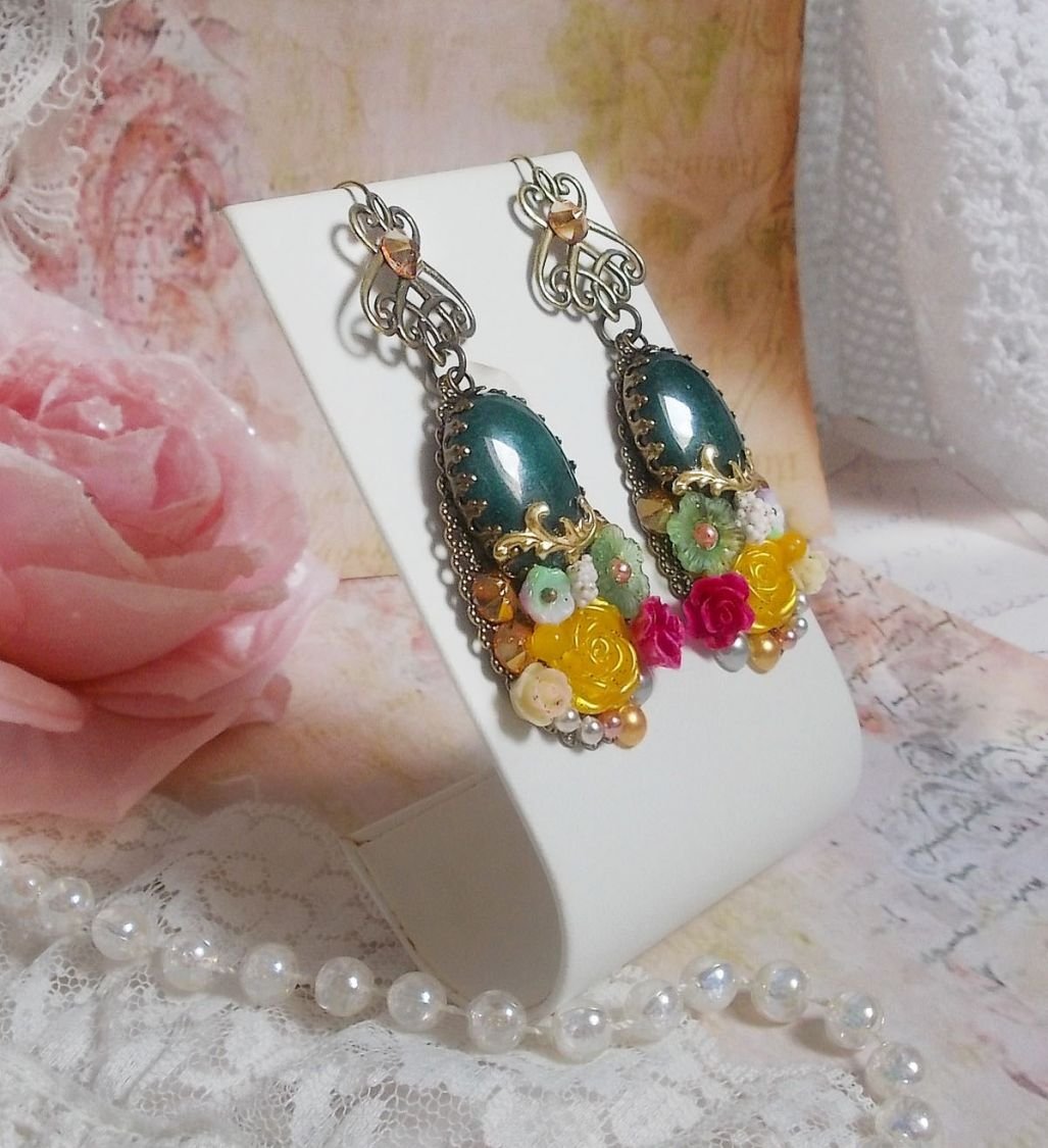 BO Jadeblomster laget med ovale malaysiske jadekabochoner, Swarovski-krystaller, harpiksperler, glassblomster med kvalitetstilbehør 