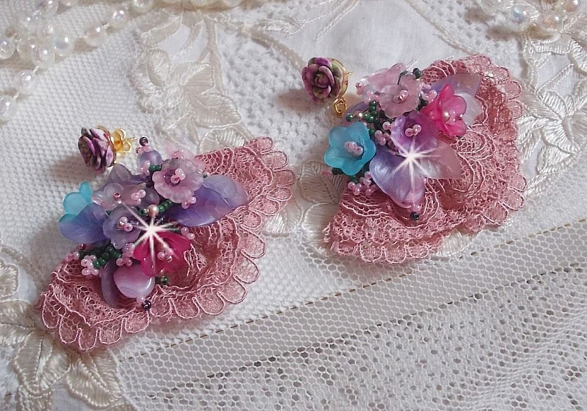 BO Jardin Po&eacute;tique brod&eacute;es sur une belle dentelle rose Antique avec des fleurs lucites et des rocailles