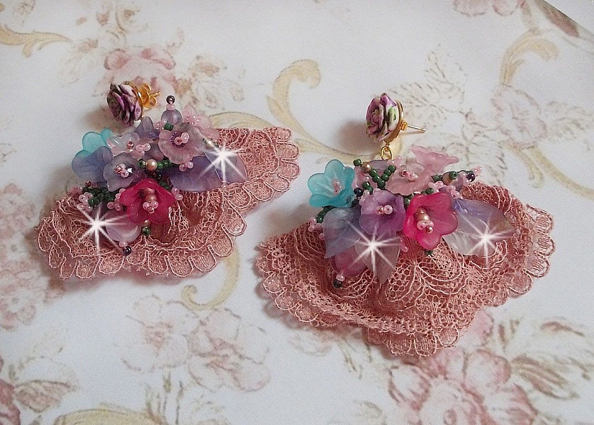 BO Jardin Po&eacute;tique brod&eacute;es sur une belle dentelle rose Antique avec des fleurs lucites et des rocailles