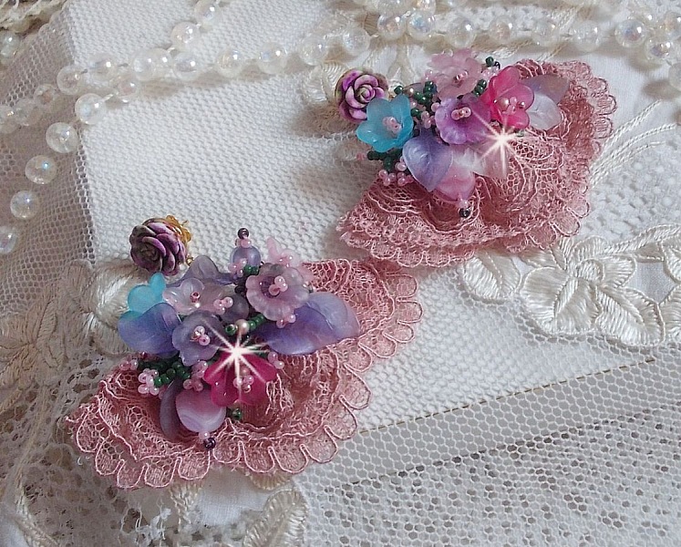 BO Jardin Po&eacute;tique brod&eacute;es sur une belle dentelle rose Antique avec des fleurs lucites et des rocailles