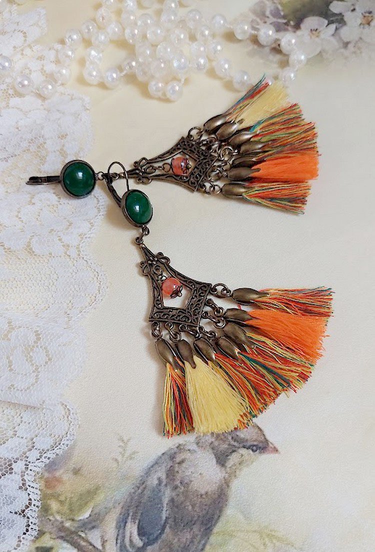 BO Kaléidoscope avec pompons multicolores, perles résines, pendentifs et dormeuses métal