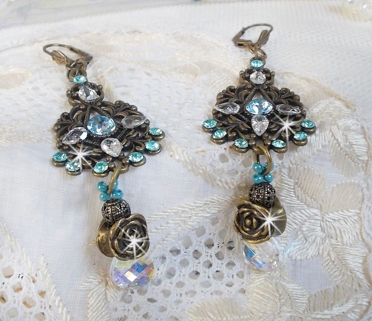 BO Lady i blått montert med Swarovski-krystaller og zirkonium med tilbehør i bronse.