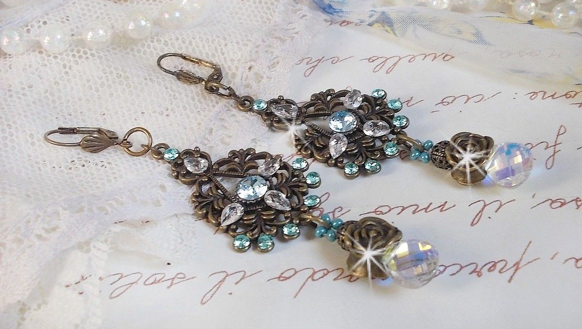 BO Lady i blått montert med Swarovski-krystaller og zirkonium med tilbehør i bronse.