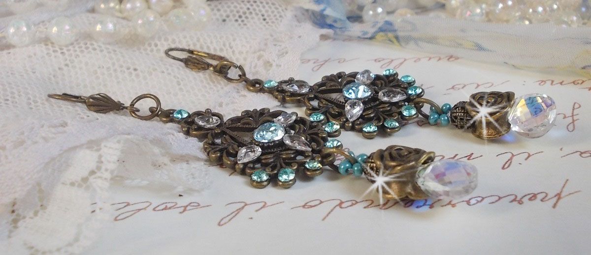 BO Lady i blått montert med Swarovski-krystaller og zirkonium med tilbehør i bronse.