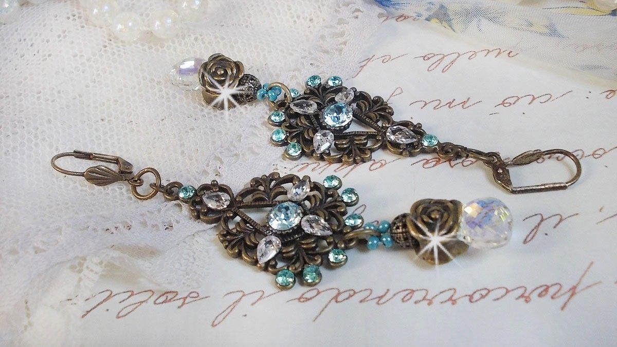 BO Lady i blått montert med Swarovski-krystaller og zirkonium med tilbehør i bronse.