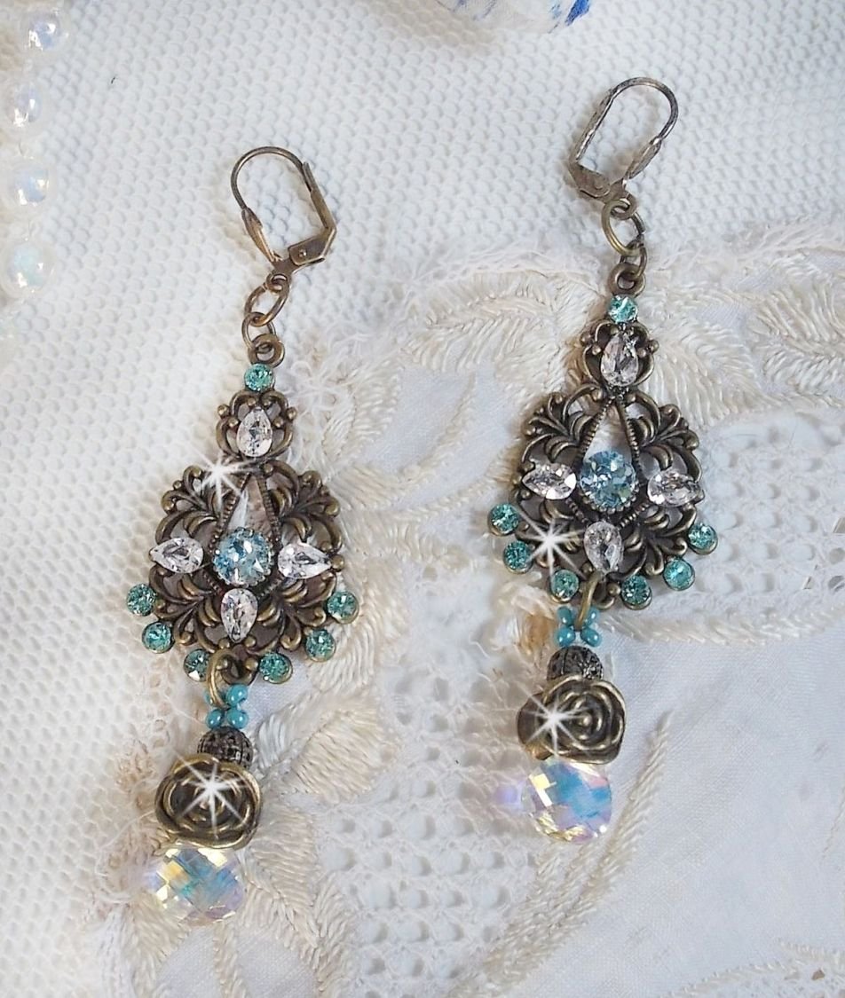 BO Lady i blått montert med Swarovski-krystaller og zirkonium med tilbehør i bronse.