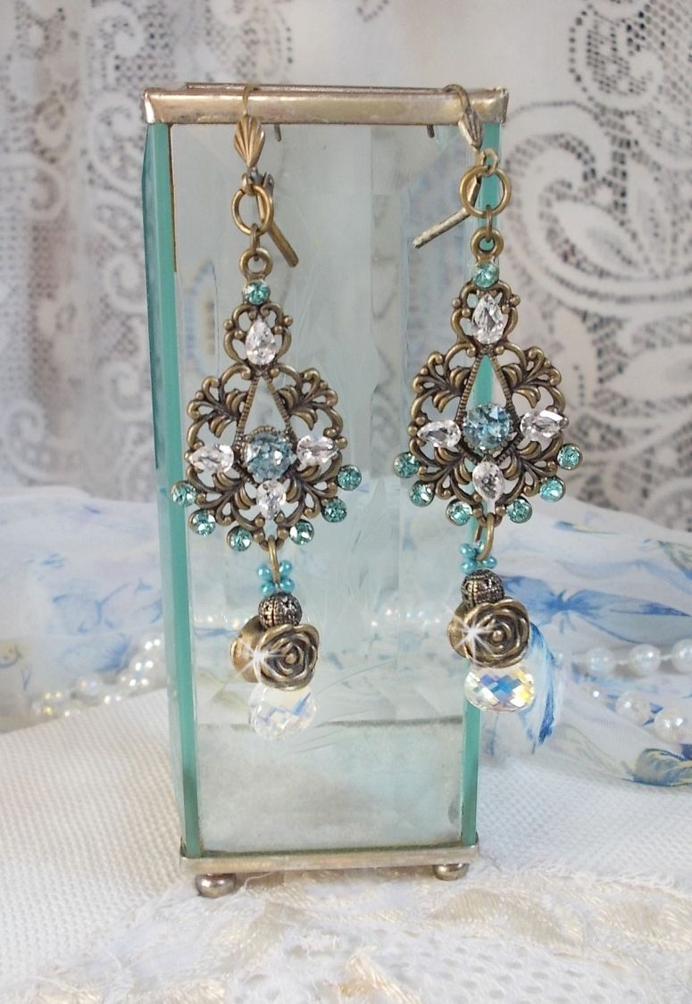 BO Lady i blått montert med Swarovski-krystaller og zirkonium med tilbehør i bronse.