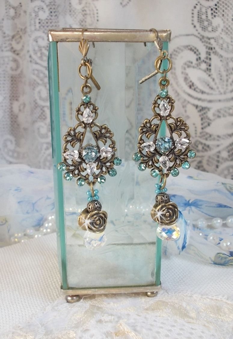 BO Lady i blått montert med Swarovski-krystaller og zirkonium med tilbehør i bronse.