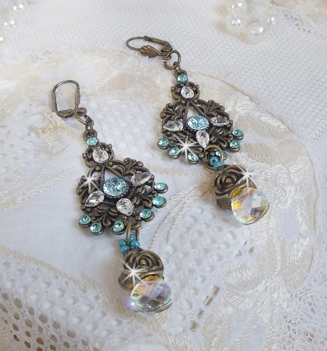 BO Lady i blått montert med Swarovski-krystaller og zirkonium med tilbehør i bronse.