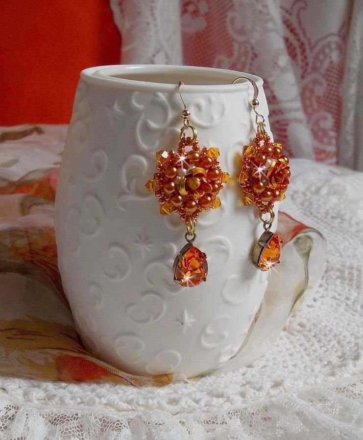 BO Lady i oransje brodert med Swarovski Tangerine-krystaller, frøperler og bohemske glassperler