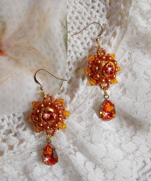 BO Lady i oransje brodert med Swarovski Tangerine-krystaller, fr&oslash;perler og bohemske glassperler