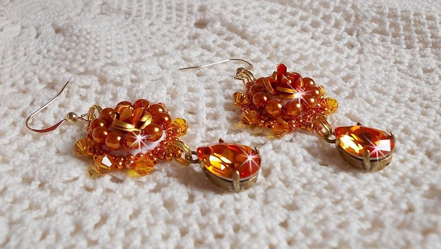 BO Lady i oransje brodert med Swarovski Tangerine-krystaller, frøperler og bohemske glassperler