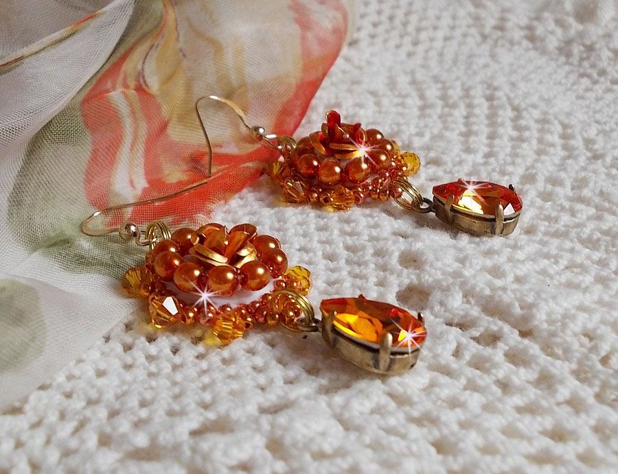 BO Lady i oransje brodert med Swarovski Tangerine-krystaller, frøperler og bohemske glassperler